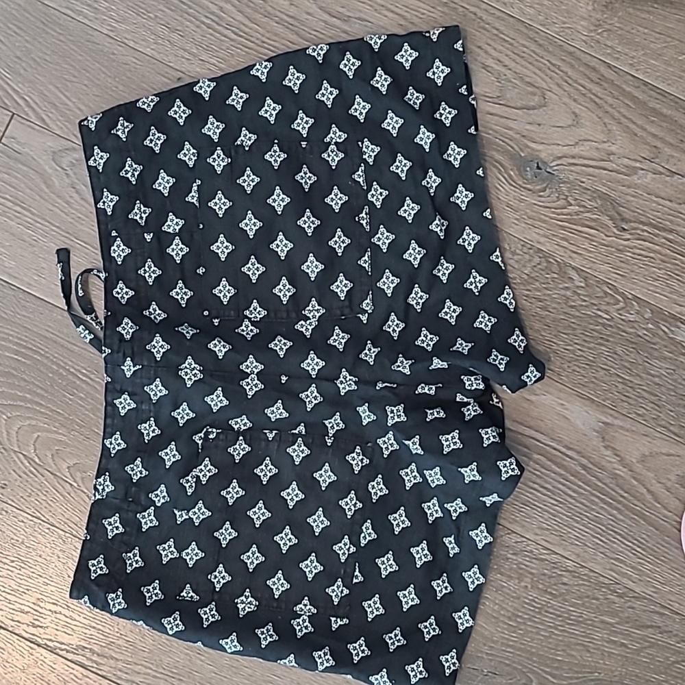 {Gap} Patterned Shorts - Picture 2 of 4